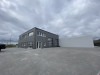 Optimal als Lager oder Werkstatt: Garagenbox mit Sektionaltor in Linkenheim-Hoch. - Straßenansicht Vordergebäude
