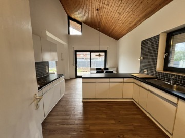 Individueller Bungalow mit viel Licht und Privatsphäre in zentraler Lage von Linkenheim-Hochstetten, 76351 Linkenheim-Hochstetten, Bungalow