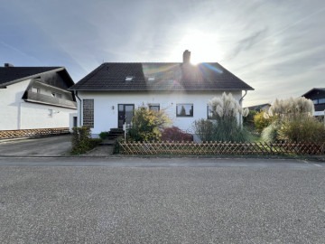 Großzügiges Wohnen mit der Familie, als Generationenhaus oder zum Vermieten: Freistehendes Haus mit Garten und vielen Möglichkeiten!, 76706 Dettenheim / Liedolsheim, Zweifamilienhaus