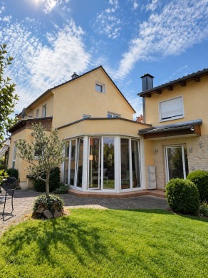 Ideal als Generationenanwesen: Einfamilienhaus mit Anbau und einer großen Scheune mit Ausbaupotential!, 76351 Linkenheim-Hochstetten, Einfamilienhaus